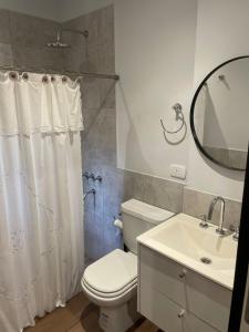 Et badeværelse på La Rosa Apartment