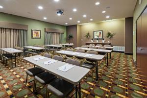 un ristorante con tavoli e sedie in una stanza di Holiday Inn Express & Suites Brady by IHG a Brady Altre 16 foto
