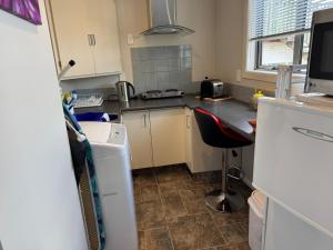 Kuchyň nebo kuchyňský kout v ubytování Cosy Caversham Retreat