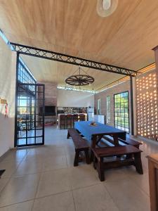 una sala da pranzo con tavolo blu e panche di Quinta los Buhos a Nueva Colombia