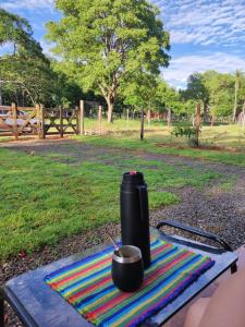 un thermos nero appoggiato su una coperta su un tavolo di Quinta los Buhos a Nueva Colombia
