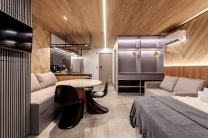 een kamer met een bed, een tafel en een keuken bij New Time 1119 luxo e aconchego in Maceió