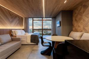 een hotelkamer met een bed en een tafel bij New Time 1119 luxo e aconchego in Maceió