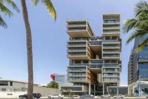 een hoog gebouw met auto's ervoor geparkeerd bij New Time 1119 luxo e aconchego in Maceió