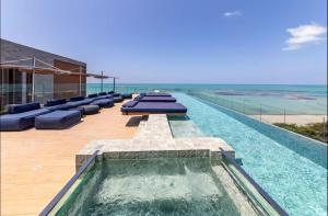 een zwembad met uitzicht op de oceaan bij New Time 1119 luxo e aconchego in Maceió +28 foto's