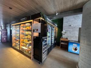 een winkel met een koelkast gevuld met veel voedsel bij New Time 1119 luxo e aconchego in Maceió