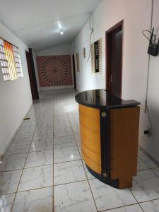um corredor com uma secretária num quarto em Pousada Adventure em Chapada dos Guimarães