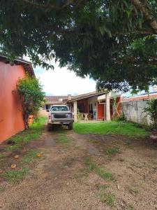 um camião estacionado em frente a uma casa em Pousada Adventure em Chapada dos Guimarães