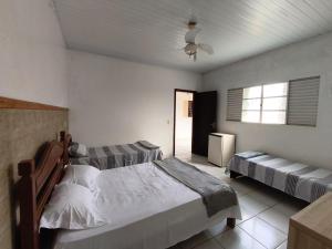 um quarto com duas camas e uma janela em Pousada Adventure em Chapada dos Guimarães