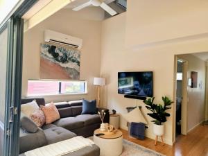 Μια τηλεόραση ή/και κέντρο ψυχαγωγίας στο Footprints Seaside Villa Oasis with Pool & Wi-Fi