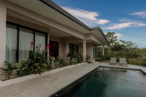 Bazén v ubytování Oceanview Home with Pool in Venao nebo v jeho okolí