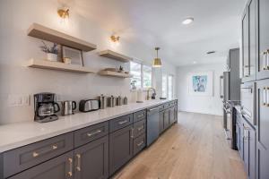 Køkken eller tekøkken på Cozy Modern Haven w Soothing Ambience & Pool