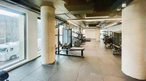 Fitnesscentret og/eller fitnessfaciliteterne på Villa Amalfi 2BR Urban Retreat