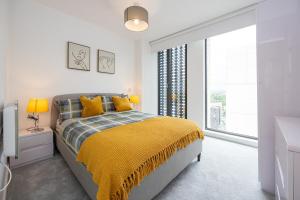 En eller flere senge i et værelse på Villa Amalfi 2BR Urban Retreat