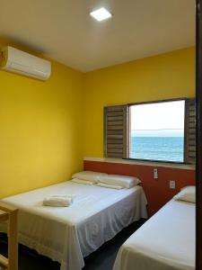 Giường trong phòng chung tại Chalé brisa do mar +4 ảnh