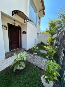 En have udenfor casa la luz Orotina