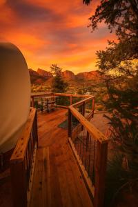 Zion View Camping في Hildale: سطح خشبي مطل على الجبال