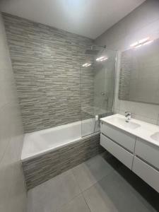 Phòng tắm tại Tea Sliema Cozy House