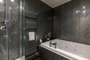 Ένα μπάνιο στο The Hawk & Buckle Inn +73 φωτογραφίες