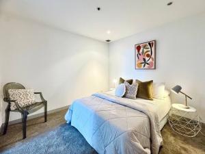 En eller flere senge i et værelse på Nice 2B Apt nearuthern Docklands Centre