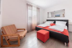 une chambre avec un lit, une chaise et un miroir dans l'établissement Apartment MaLa, à Bled