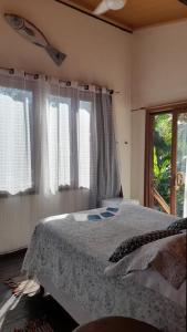 En eller flere senge i et værelse på Vivenda Peixe Pequeno