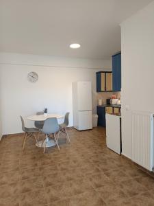 een keuken en eetkamer met een tafel en stoelen bij Nafplio pleasure project in Nafplio