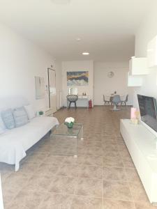 een woonkamer met een witte bank en een tafel bij Nafplio pleasure project in Nafplio