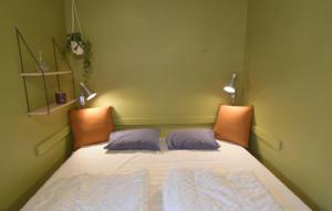 Postel nebo postele na pokoji v ubytování Beautiful Home In Ekshärad With Wifi