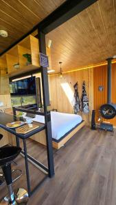 Et tv og/eller underholdning på Tiny house, comfort and peace facing Chimborazo