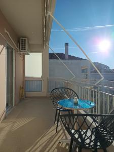 een terras met een tafel en stoelen op een balkon bij Nafplio pleasure project in Nafplio