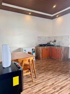 Η κουζίνα ή μικρή κουζίνα στο Elegant Jaden Villa Cemagi