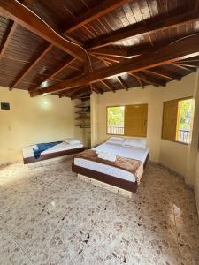 Hospedaje Doña Blanca 2 في Concepción: سريرين في غرفة كبيرة بسقوف خشبية +14 صورة