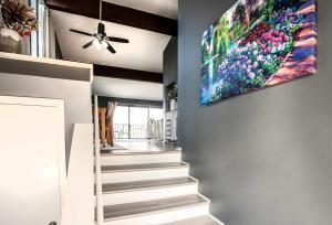 una scala con una TV appesa a una parete di The Overlook at Interlaken a Lake Como