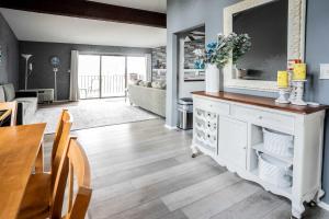 soggiorno con cassettiera bianca e specchio di The Overlook at Interlaken a Lake Como