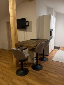 een keuken met een houten tafel en 2 stoelen bij Leni Vacation Rental in Hattert