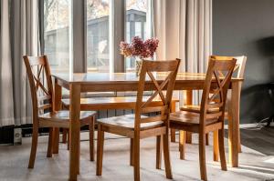 un tavolo in legno con quattro sedie e un vaso con fiori di The Overlook at Interlaken a Lake Como Altre 7 foto