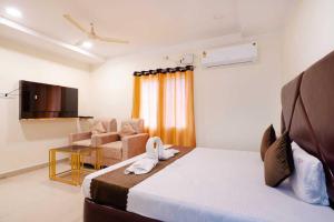 una habitación de hotel con una cama y una silla en Hotel O Surya Teja Residency, en Khammam