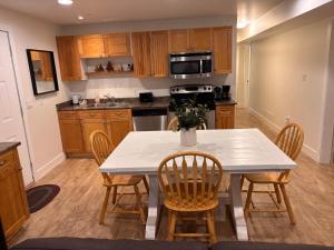 Køkken eller tekøkken på Sumas Mountain basement suite