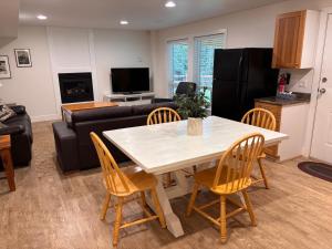 Et tv og/eller underholdning på Sumas Mountain basement suite