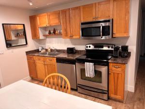 Køkken eller tekøkken på Sumas Mountain basement suite + 21 billeder