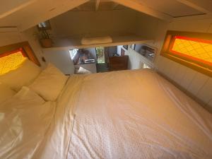 En eller flere senge i et værelse på Surf Shack on Broadway