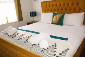 ein Schlafzimmer mit einem Bett mit Handtüchern und Vögeln darauf in der Unterkunft Central Location! 15 mins to Airport 2 mins to High Street and Station FREE PARKING!! in Birmingham