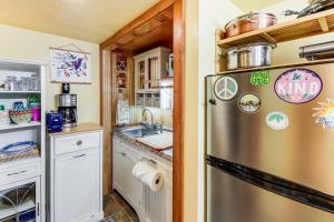 Køkken eller tekøkken på Secluded Mtn Retreat with Resort Perks in Whitefish!