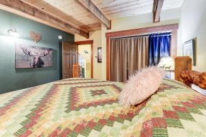 En eller flere senge i et værelse på Secluded Mtn Retreat with Resort Perks in Whitefish! + 30 billeder