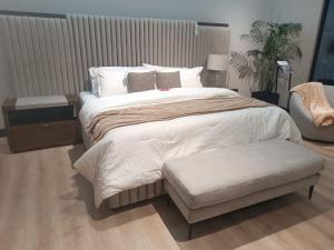 Departamento de tres dormitorios في كوينكا: غرفة نوم بسرير كبير مع لحاف أبيض