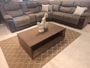 a living room with a couch and a coffee table at Departamento en Cuenca de tres habitaciones in Cuenca