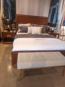 a bedroom with two beds and a bench in it at Departamento en Cuenca de tres habitaciones in Cuenca