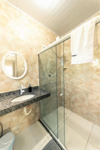 ein Badezimmer mit Dusche, Toilette und Waschbecken in der Unterkunft Fonte dos Corais - Suíte Brisa da Tarde in Maragogi