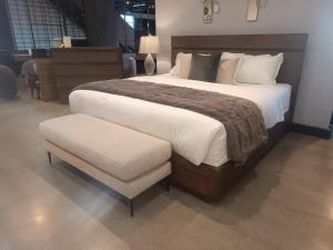 Apartamento entero في كوينكا: غرفة نوم بها سرير كبير وكرسي